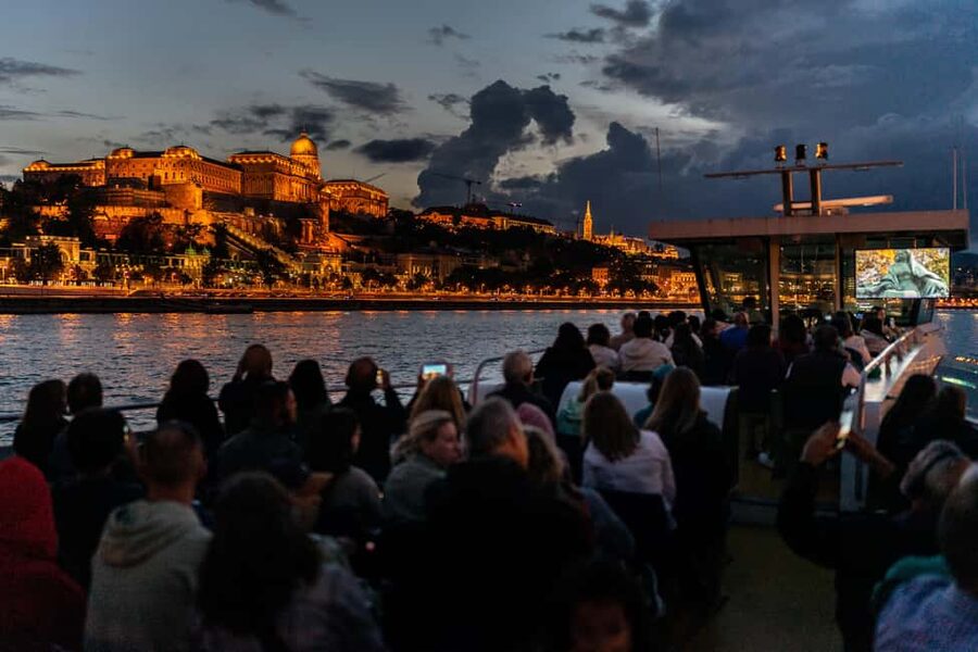 Budapest: 1-Hour Evening Sightseeing Cruise with Drink - Why Budapest is made for an evening river cruise
