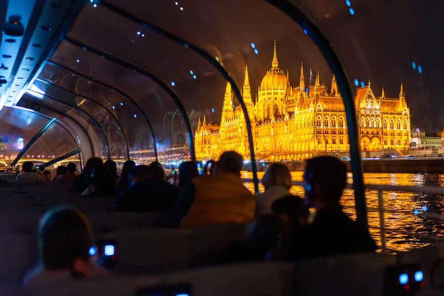 Budapest: 1-Hour Evening Sightseeing Cruise with Drink - The drink included with your ticket