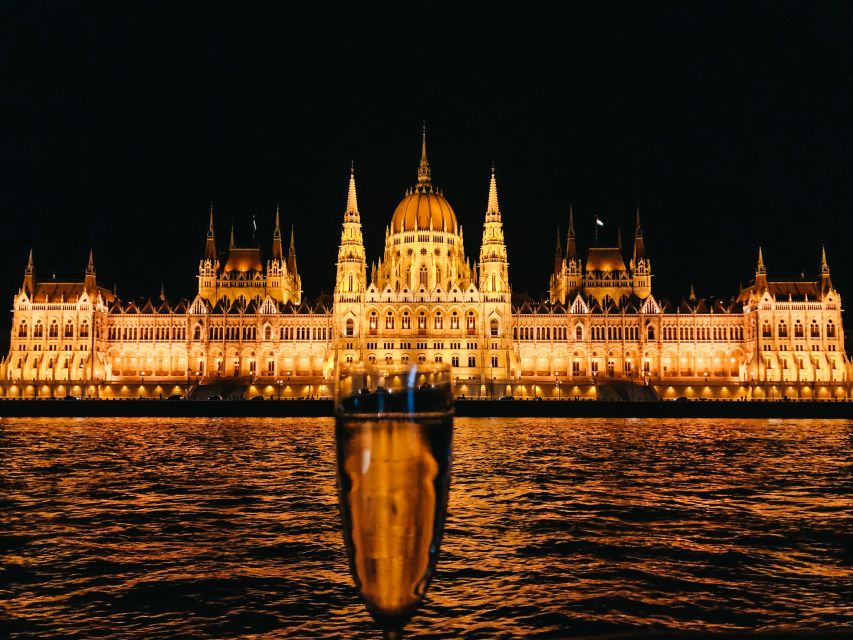 Budapest: 1-Hour Evening Sightseeing Cruise with Drink - Comfort, staff, and the overall pace