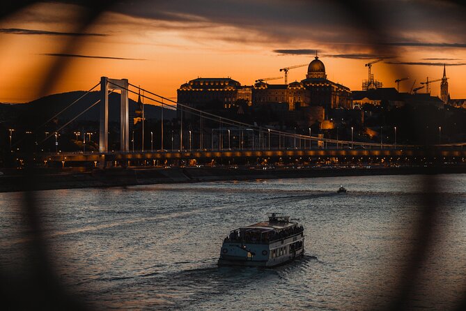 Budapest: 1-Hour Highlights Cruise with Welcome Drink - Dock 42 and the practical start