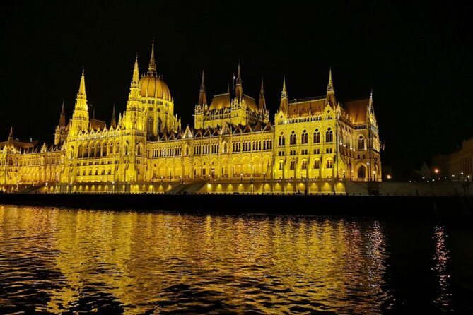 Budapest: 1-Hour Highlights Cruise with Welcome Drink - Bridges, hills, and the Buda riverbank