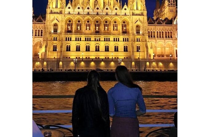 Budapest: 1-Hour Highlights Cruise with Welcome Drink - Pest’s grand buildings and the main photo stop