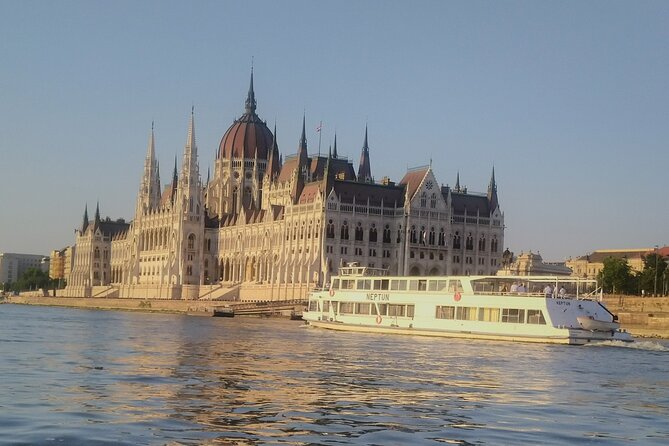 Budapest: 1-Hour Highlights Cruise with Welcome Drink - No narration, and why that matters