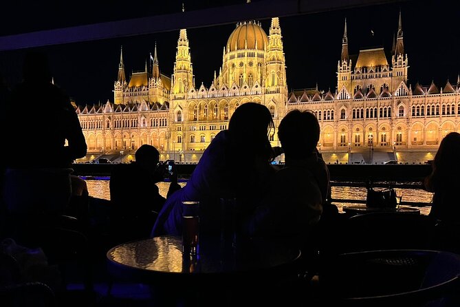 Budapest: 1-Hour Highlights Cruise with Welcome Drink - Comfort, seating, and winter conditions