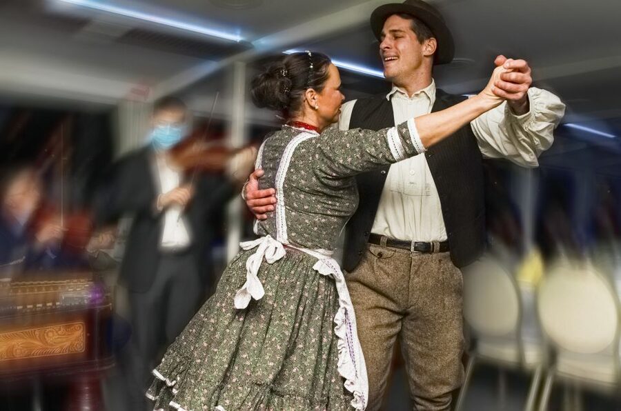 Budapest: 4-Course Dinner River Cruise with Live Folk Music - Should you book the Budapest dinner cruise?