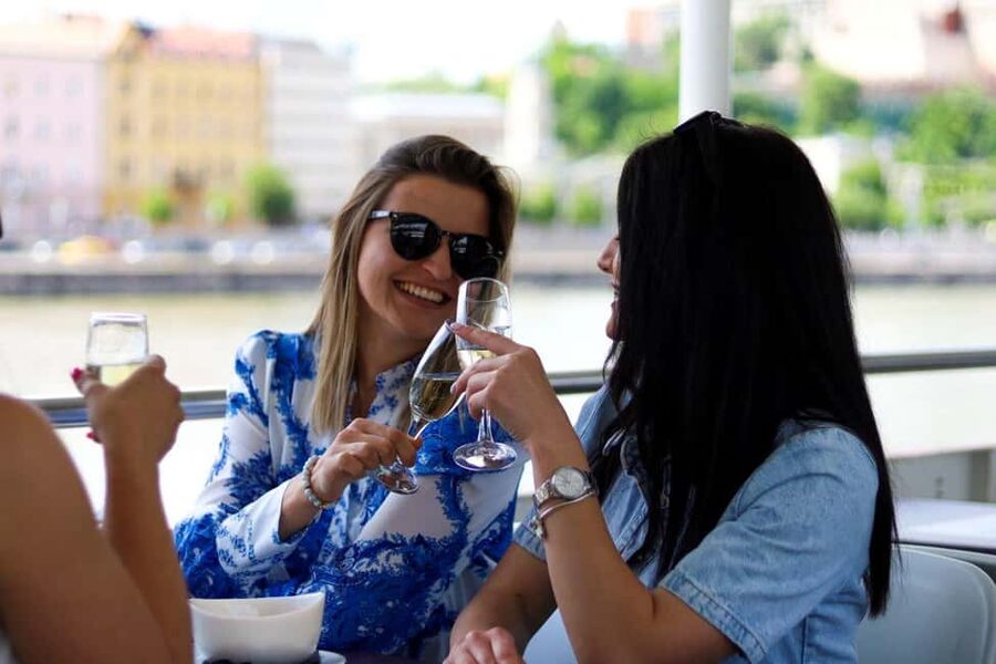 Budapest: 60-Minute Panoramic Cruise with Drink included - Key points to know before booking