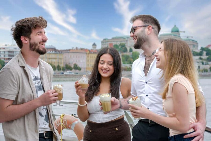 Budapest: 60-Minute Panoramic Cruise with Drink included - Chain Bridge and the central Danube