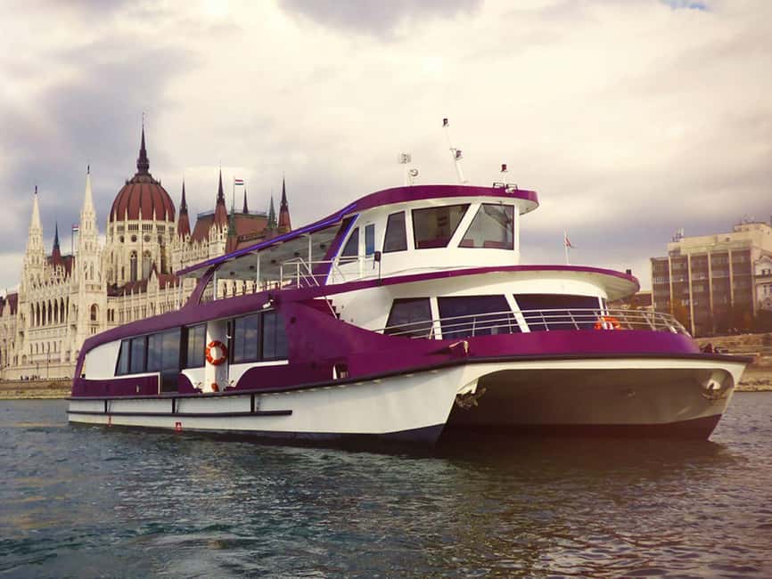 Budapest: 60-Minute Panoramic Cruise with Drink included - Music, seating, and the social mood