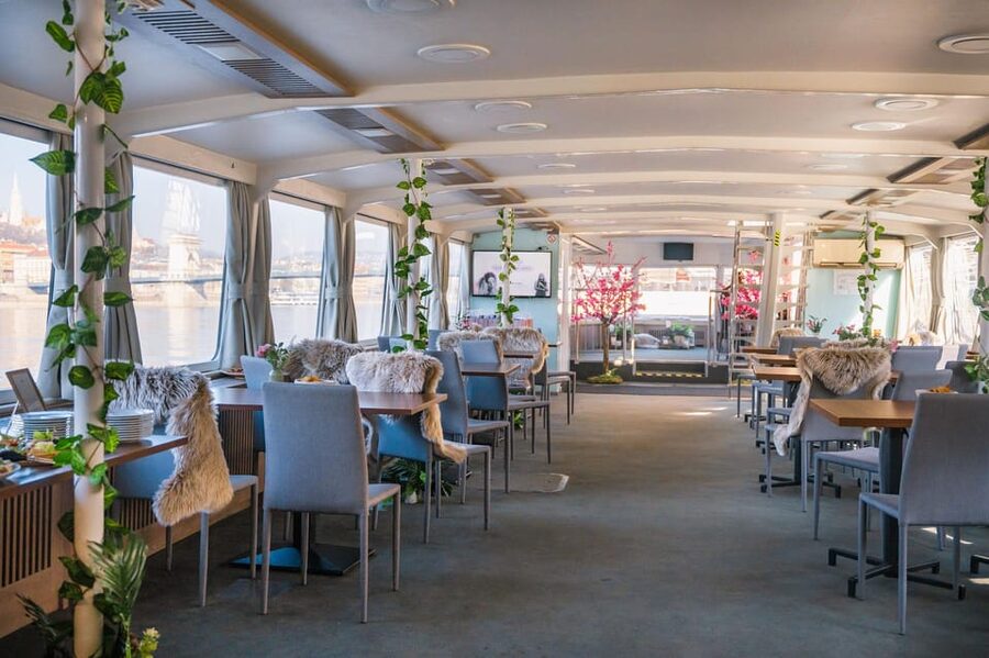Budapest: By Night Sightseeing Cruise with Welcome Drink - Is $15 good value for 50 minutes?