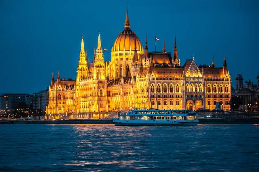 Budapest: By Night Sightseeing Cruise with Welcome Drink - Finding the dock between the two central bridges