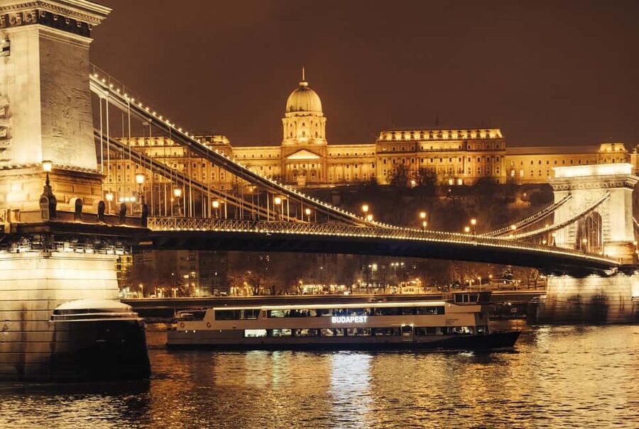 Budapest: By Night Sightseeing Cruise with Welcome Drink - Castle Hill, Fisherman’s Bastion, and Matthias Church