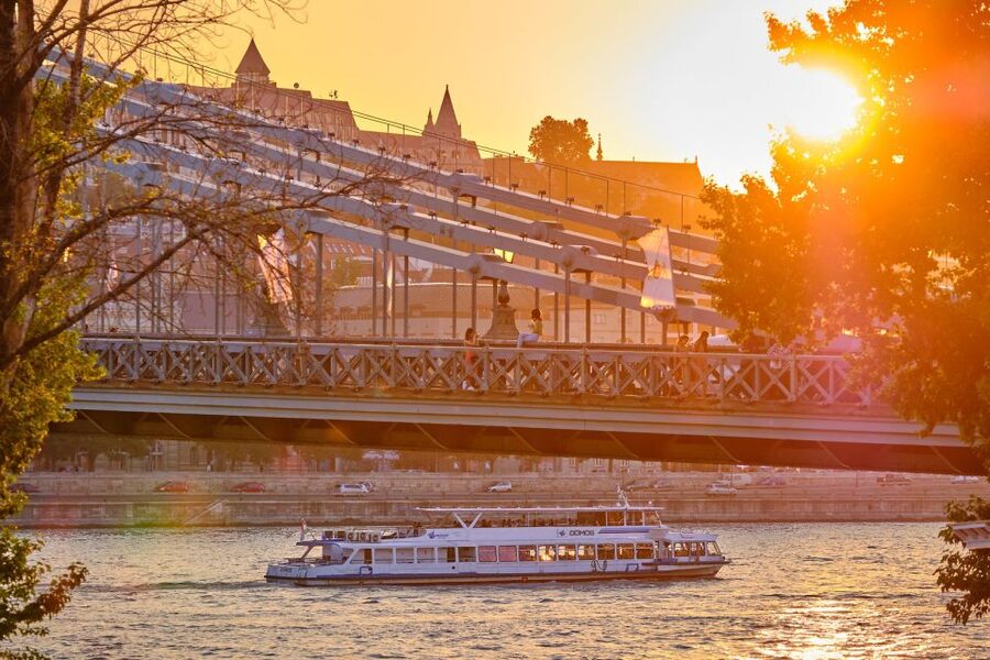 Budapest: By Night Sightseeing Cruise with Welcome Drink - Gellért Hill and Liberty Bridge