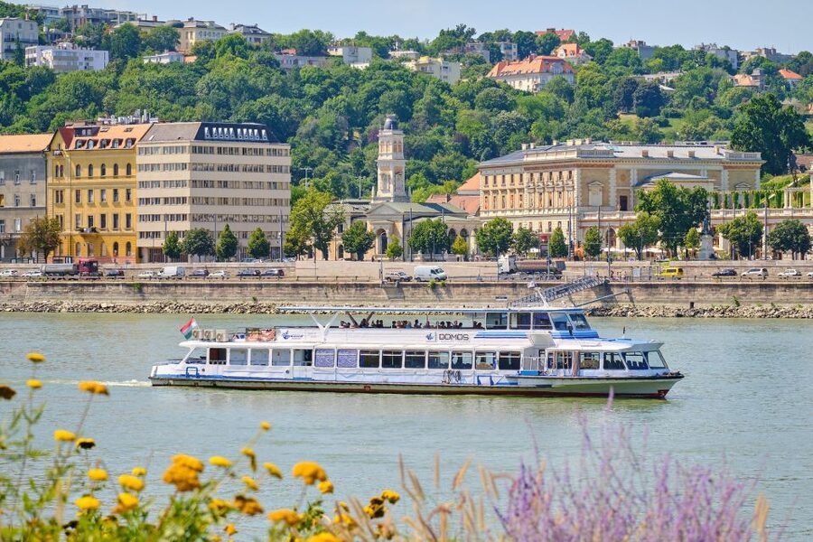 Budapest: By Night Sightseeing Cruise with Welcome Drink - Seating, photographs, and winter comfort