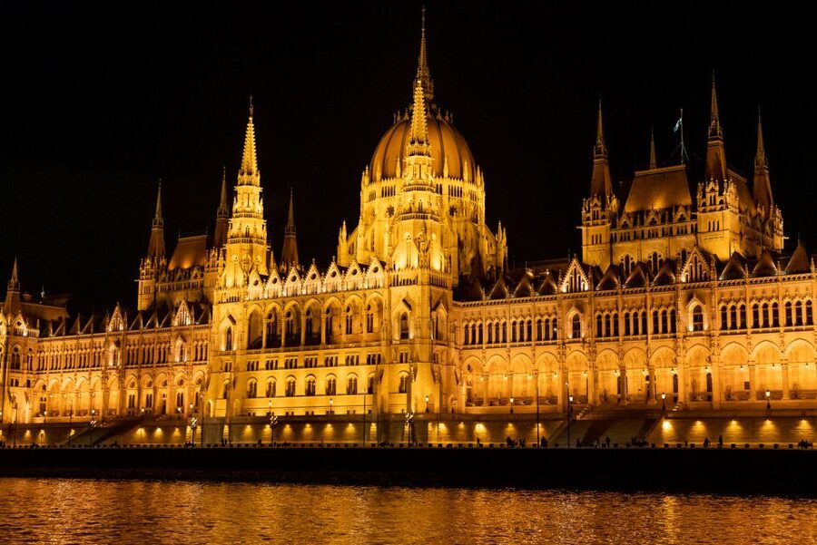 Budapest: Candlelit Dinner River Cruise with Live Music - Parliament, the evening’s star sight