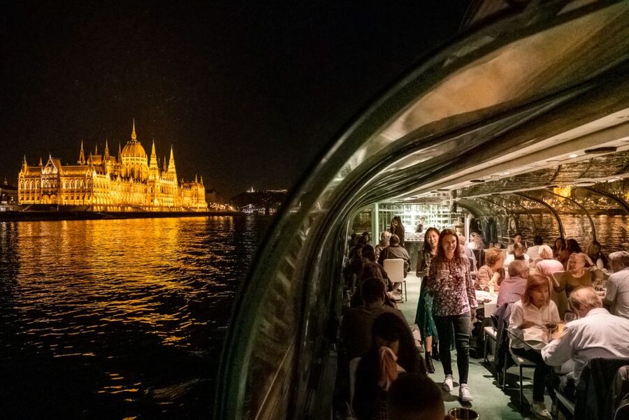 Budapest: Candlelit Dinner River Cruise with Live Music - Buda Castle, Gellért Hill, and the western bank