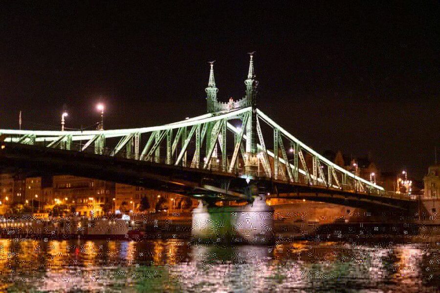 Budapest: Candlelit Dinner River Cruise with Live Music - Live music that supports the meal