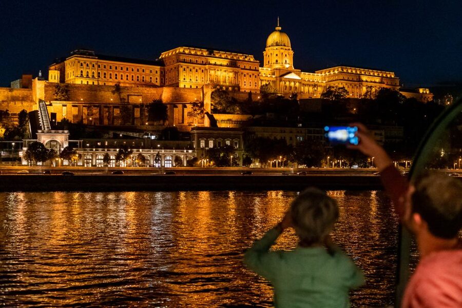 Budapest: Candlelit Dinner River Cruise with Live Music - The four-course dinner, with real choices
