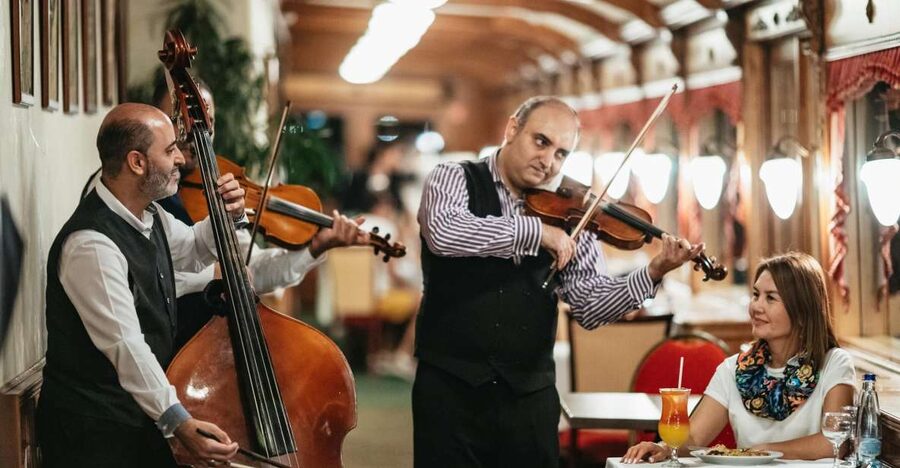 Budapest: Danube River Cruise with Dinner and Prosecco - What this Budapest Danube dinner cruise really offers
