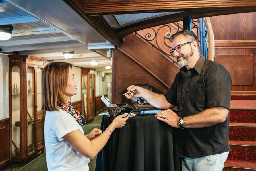 Budapest: Danube River Cruise with Dinner and Prosecco - Should you book the Gróf Széchenyi dinner cruise?