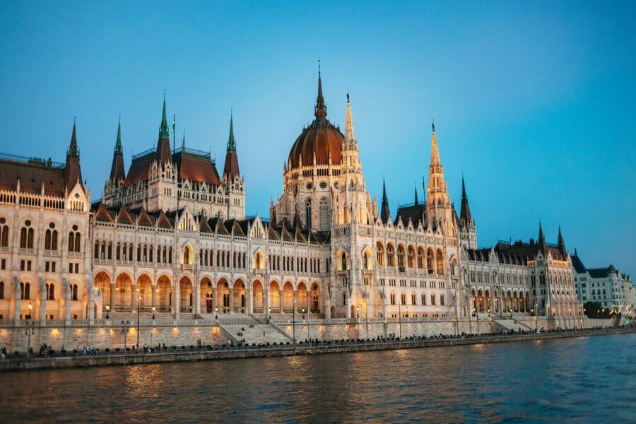 Budapest: Danube River Cruise with Dinner and Prosecco - The music and dancing make the evening