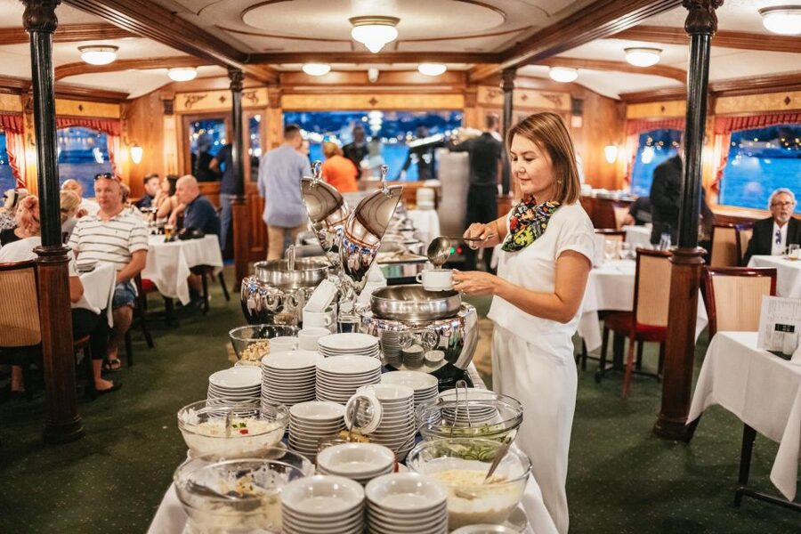 Budapest: Danube River Cruise with Dinner and Prosecco - Night views, seating, and photography