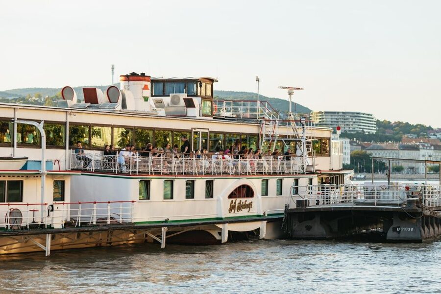 Budapest: Danube River Cruise with Dinner and Prosecco - Goulash, lángos, or the self-service buffet