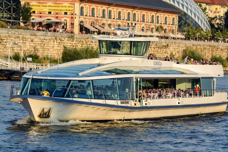 Budapest: Daytime Sightseeing Boat Cruise - The included drinks make the short trip feel generous
