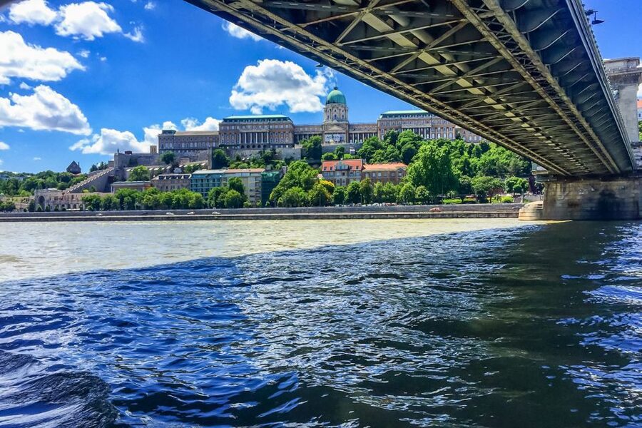 Budapest: Daytime Sightseeing Boat Cruise - Picking the best departure time