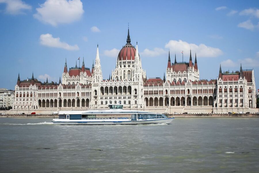 Budapest: Daytime Sightseeing Boat Cruise - Meeting point, cancellation, and planning details