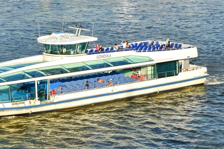 Budapest: Daytime Sightseeing Boat Cruise - Inside the boat: comfort, views, and photo advice