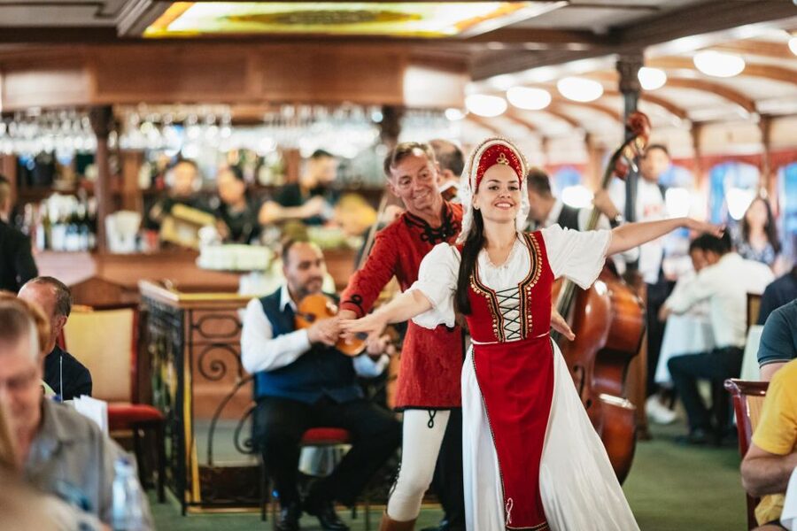 Budapest: Dinner Cruise with Live Music and Folk Dance Show - Should you book it?