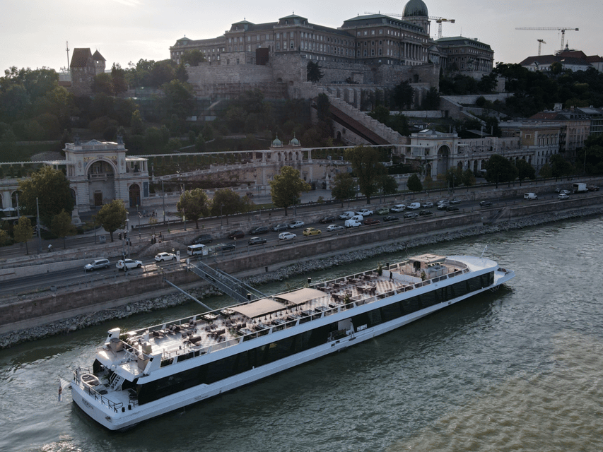 Budapest: Dinner Cruise with Live Music & Unlimited Drinks - What happens during the 2.5-hour route