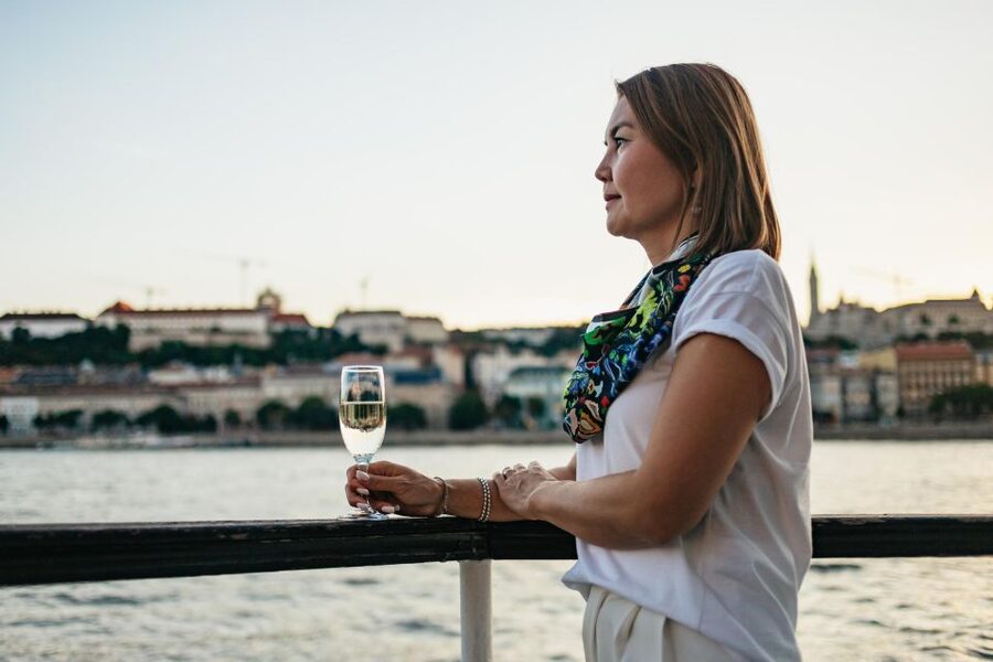 Budapest: Evening Cruise including Drink Options - Choosing between the cabin and upper deck