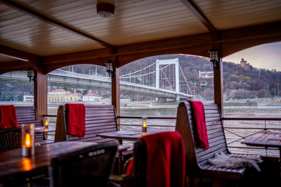 Budapest: Historic Cruise with Welcome Drink - Liberty Statue, Liberty Bridge, and the southern riverfront