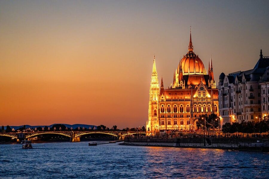 Budapest: Historic Cruise with Welcome Drink - Fisherman’s Bastion, Buda Castle, and Castle Hill