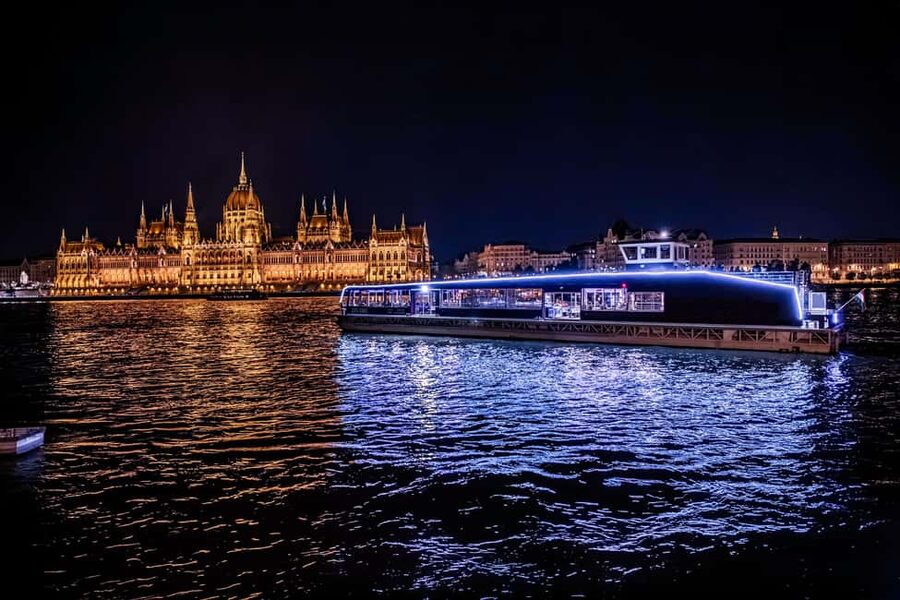 Budapest: Nighttime or Daytime City Sightseeing Cruise - Key points to know before boarding