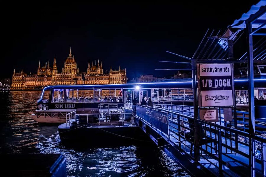 Budapest: Nighttime or Daytime City Sightseeing Cruise - Daylight or night: choosing your departure
