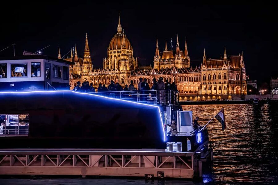 Budapest: Nighttime or Daytime City Sightseeing Cruise - Timing, meeting point, and small practical warnings