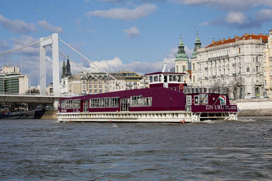 Budapest: Nighttime or Daytime Sightseeing Cruise - Seating, photos, and comfort onboard
