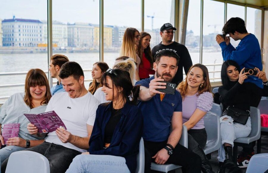 Budapest: Nighttime or Daytime Sightseeing Cruise - Screens, audio, and onboard information