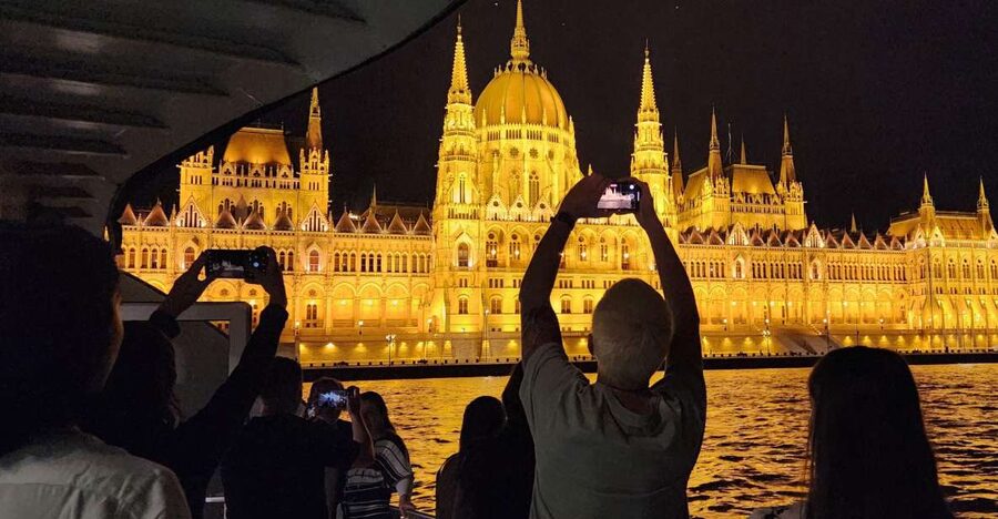Budapest: Nighttime or Daytime Sightseeing Cruise - Timing, lateness, and weather