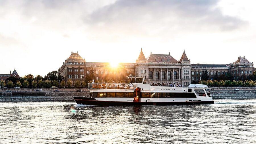 Budapest: Premium Sightseeing Cruise with Tokaj Frizzante - Key points at a glance