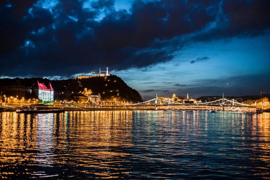 Budapest: Premium Sightseeing Cruise with Tokaj Frizzante - Choosing between the terrace and the interior
