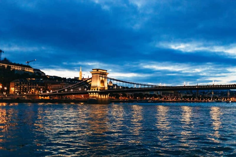 Budapest: Prosecco Dinner Cruise with Live Music - Music, dancing, and the choice of show