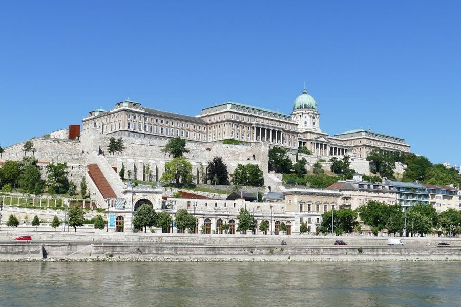 Budapest: Sightseeing Cruise on the Danube - Finding the Gróf Széchenyi at Akadémia 2 ponton