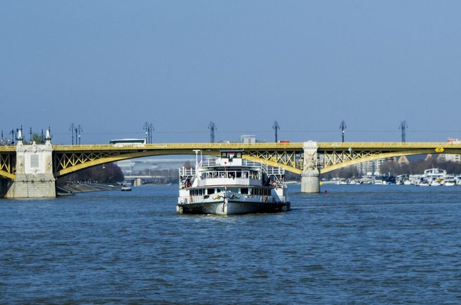Budapest: Sightseeing Cruise on the Danube - Live music, drinks, and the ship’s atmosphere