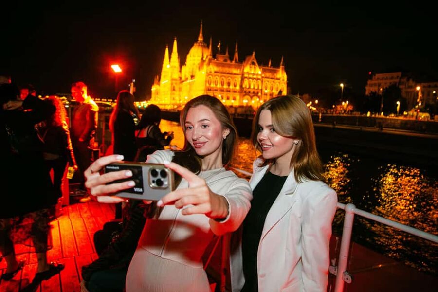 Budapest: Sightseeing River Cruise with Unlimited Cocktails - What kind of Budapest cruise is this?