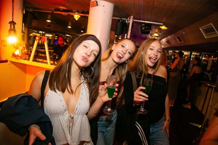Budapest: Sightseeing River Cruise with Unlimited Cocktails - Finding Akadémia Dock 2 before departure