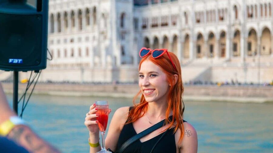 Budapest: Sightseeing River Cruise with Unlimited Cocktails - Seating, music, and the onboard atmosphere