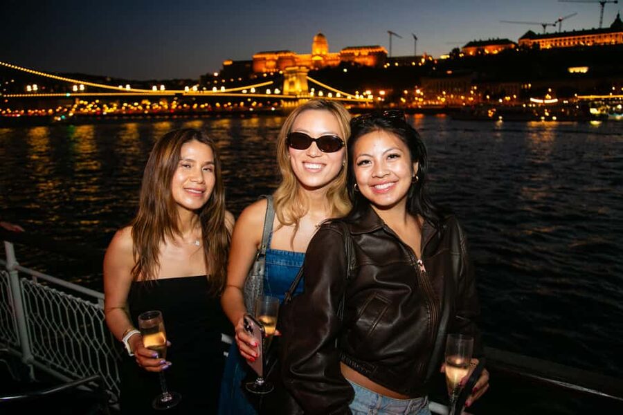 Budapest: Sightseeing River Cruise with Unlimited Cocktails - Is $29 good value?